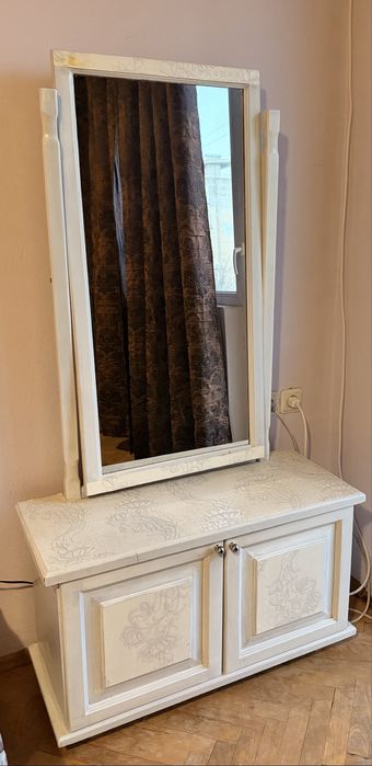 Тоалетка и скрин от масивно дърво