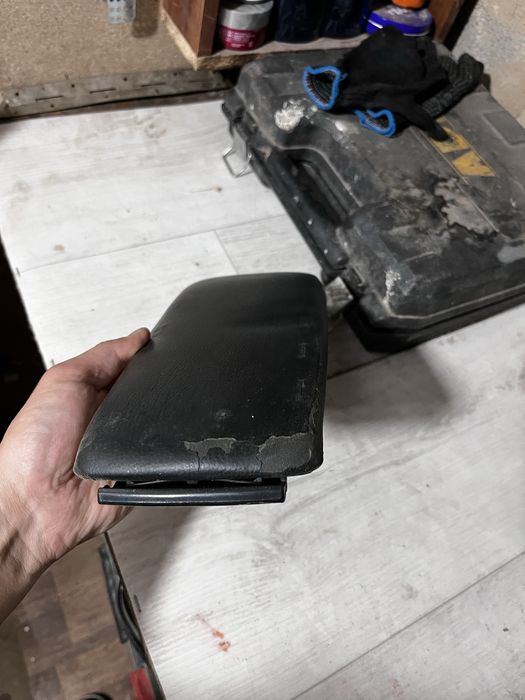 Подлокотник. Ауди а6 с5(капля)