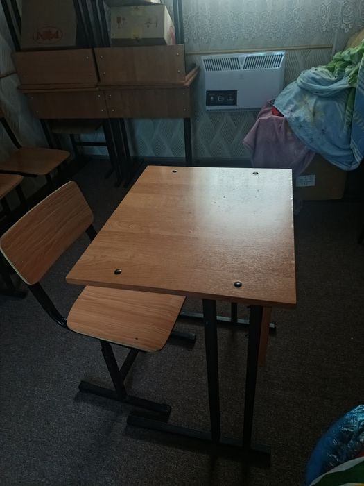 Продам парты б/у в хорошем состоянии.