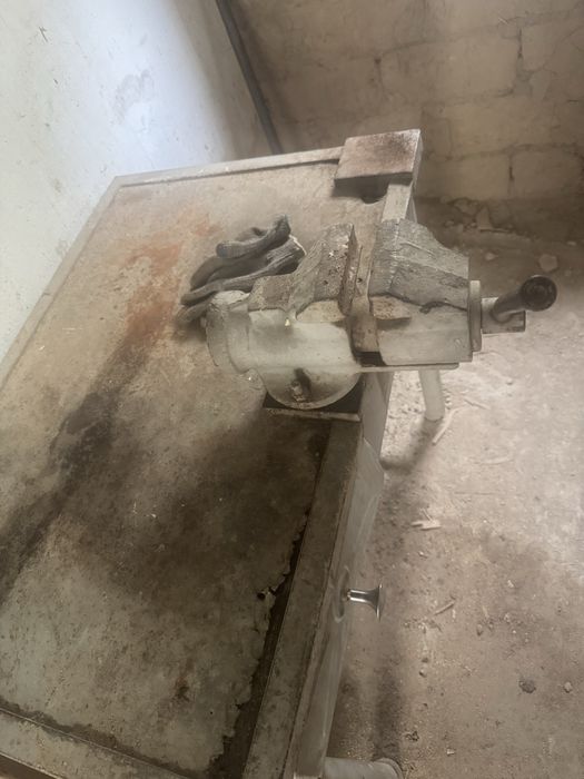 Верстак с тисками