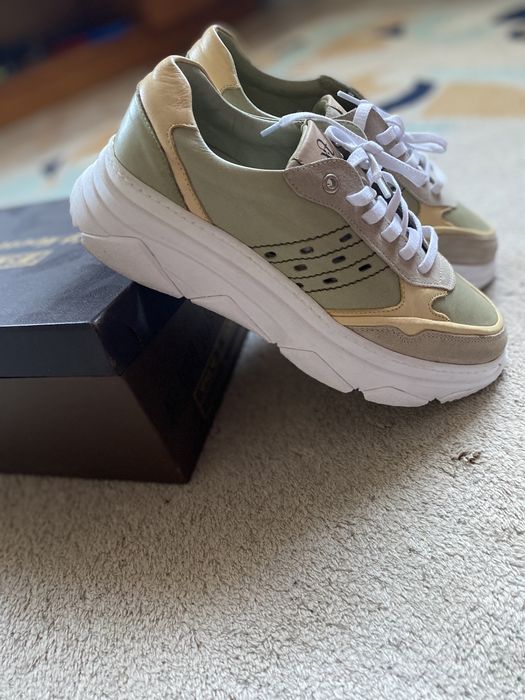 Кроссовки женские