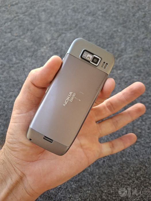 Nokia E52 sotladi rodnoy