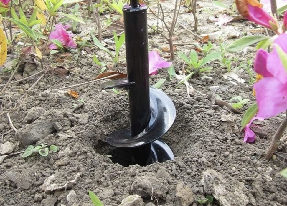 Execut gropi cu motoburghiu pentru stalpi de gard