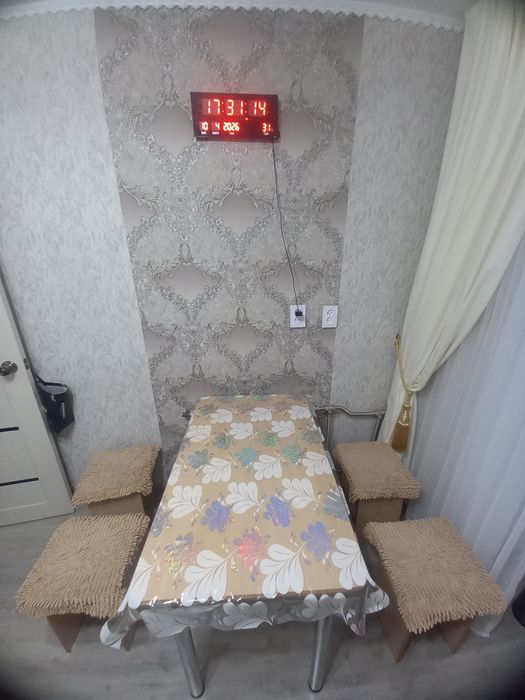 Продам стол с 4 табуреткой