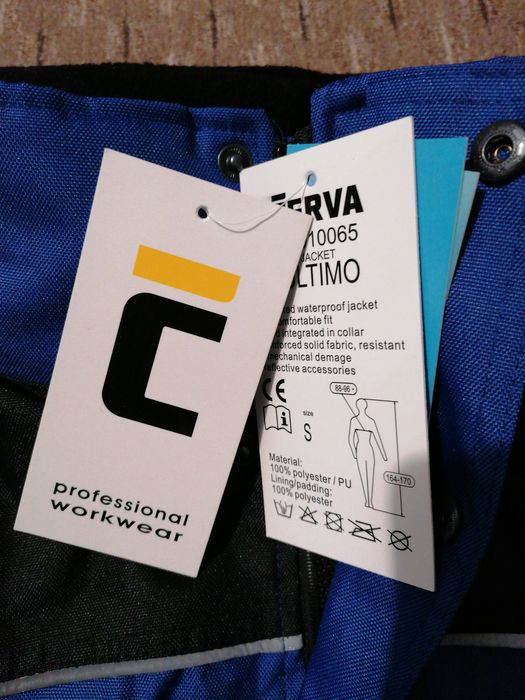 Geaca impermiabilă Ultimo este mărime s dar eu zic ca este un M