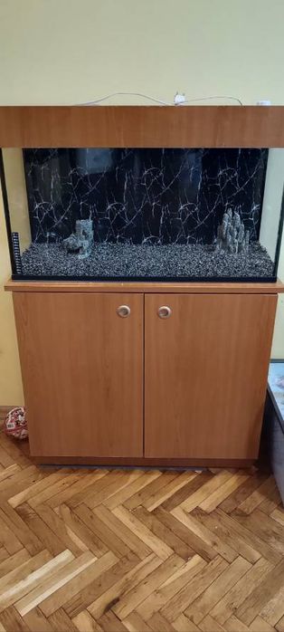 Аквариум със шкаф