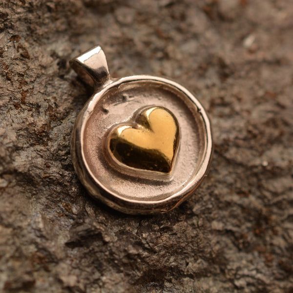 Сребърен медальон 925 „Златното сърце“ – символ на любов и нежност |