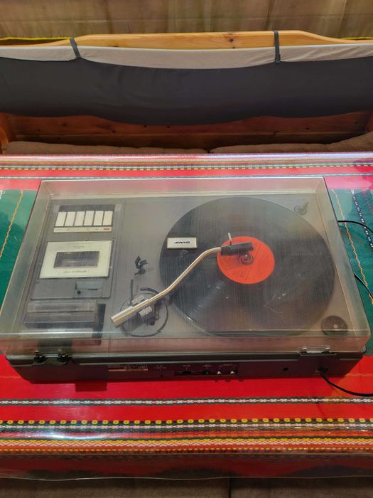 Ретро грамофон с касетофон – винтидж аудио система