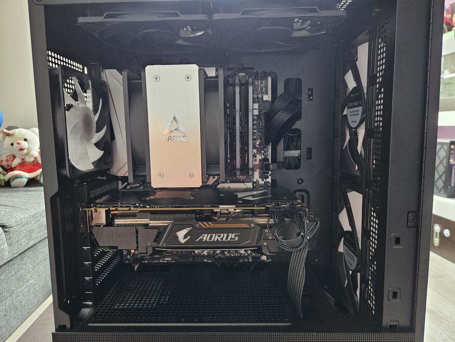 Компютър Ryzen 7 5700x и Монитор Dell Alienware 240HZ