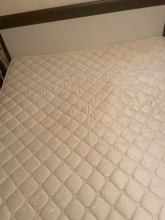 Продавам  матрак с размери 1,8 м  ширина /2 м   държина . Използван.