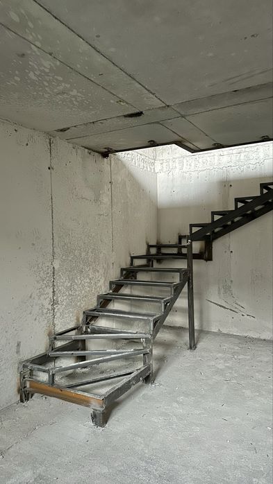 200.000 - Лестница для коттеджей, цоколь и на улицу