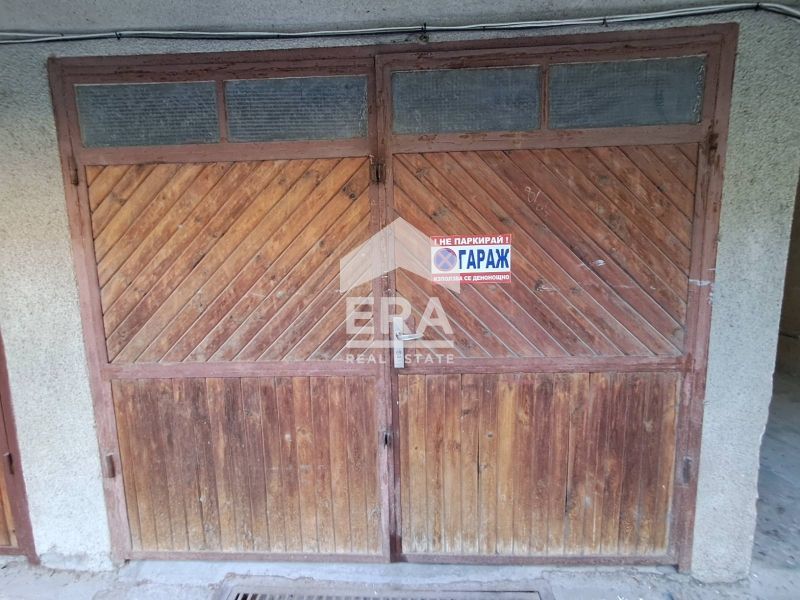 Ексклузивен партерен гараж за продажба, с ток и вода, в тухлена сграда