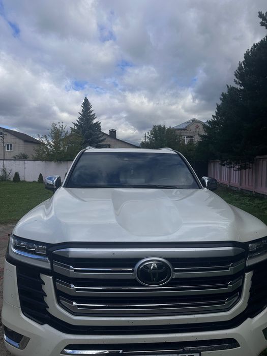 Toyota land cruiser 300.