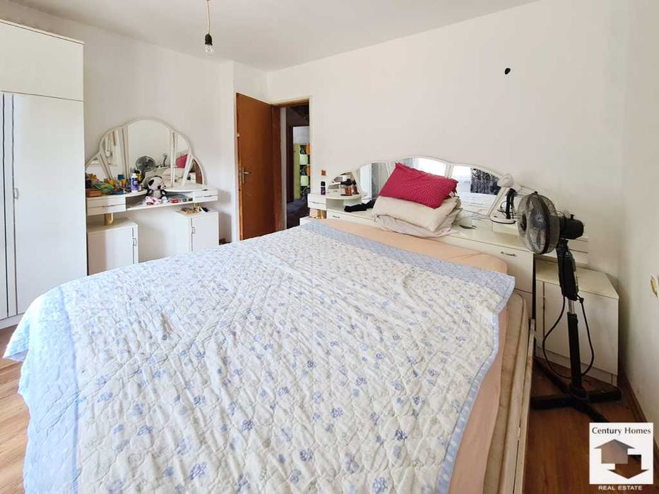 190026 Просторна триетажна къща с голям двор в село Караманово