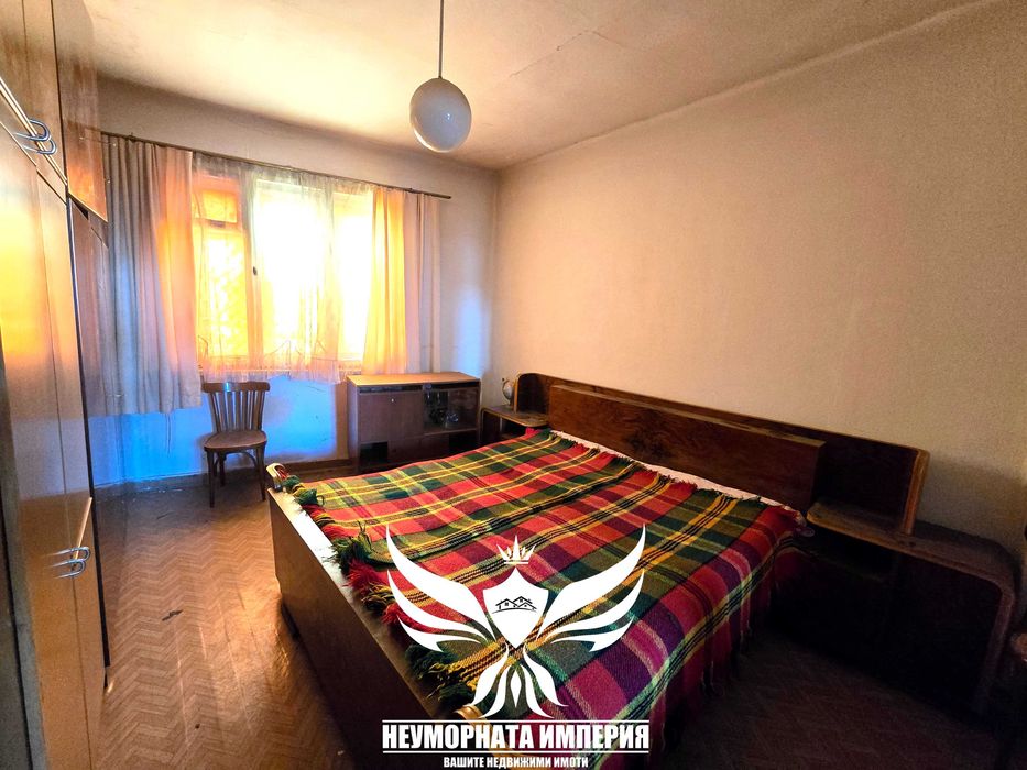 Продавам двуетажна къща 146РЗП и малък двор с площ от 173кв.м. в град Асеновград широк център