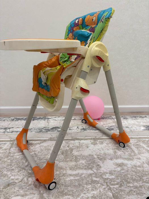 Детский столик в хорошем состоянии 

Пол