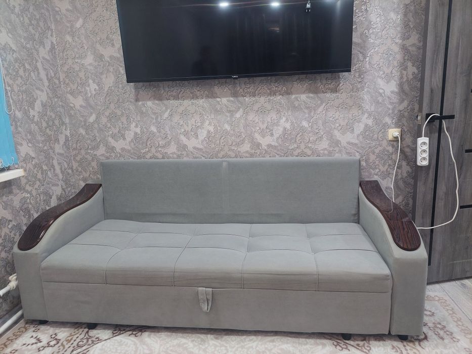 Срочно продам диван почти новый