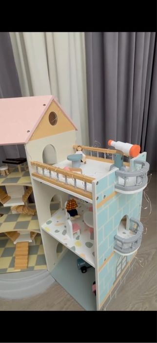 Деревянный игрушечный домик