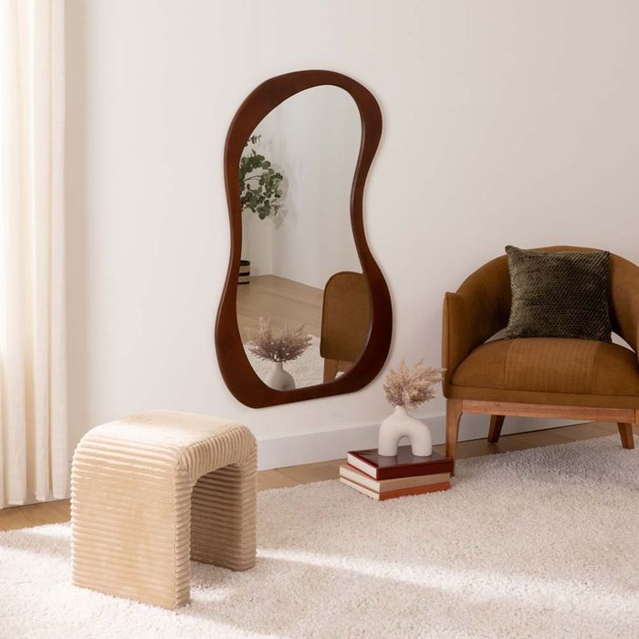 Голямо огледало с масивна дървена рамка и неправилна форма