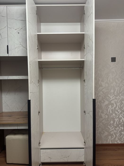 Продам спальный шкаф новый