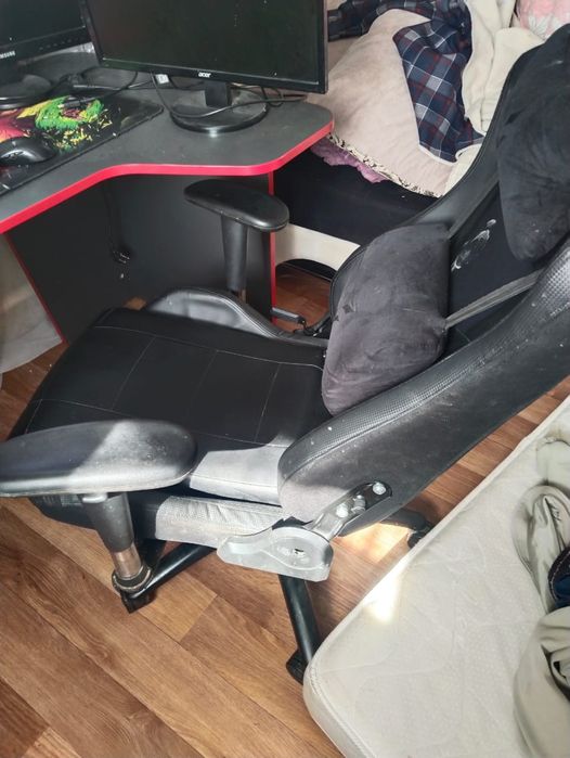 Продам стол кресло и мониторы