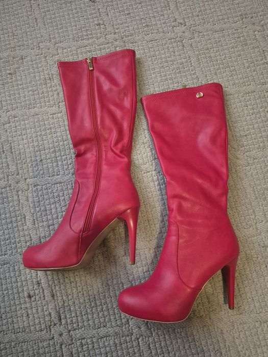 Червени кожени ботуши