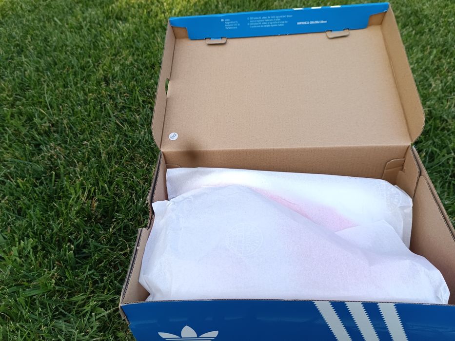 Чисто нови, оригинални маратонки Adidas
