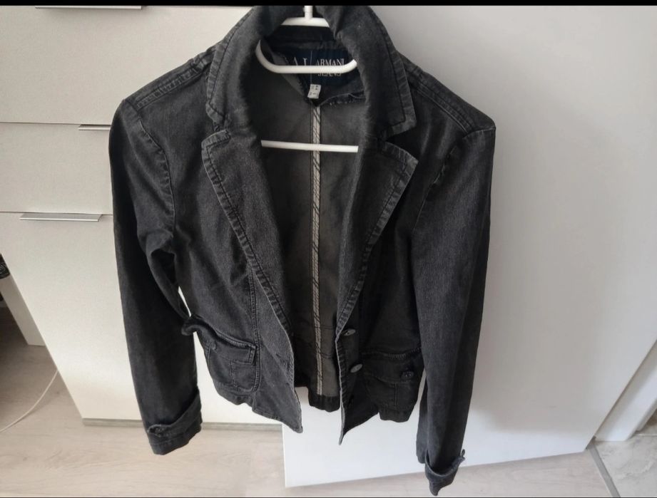 Geaca de blugi Armani Jeans oferta in descriere