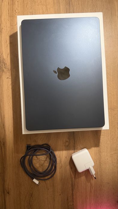Продам Macbook Air 13  2024