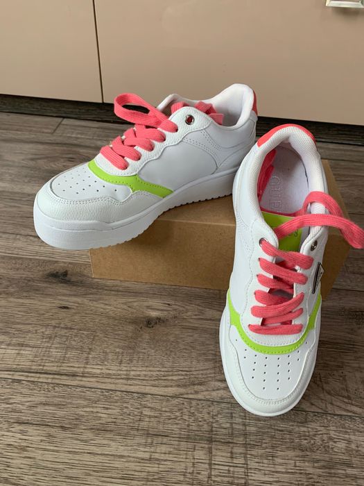 Спортни обувки Guess