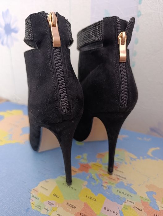 Боти на висок ток