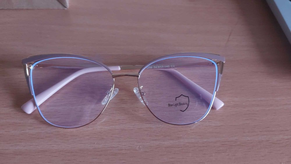 Рамка за очила (по форма котешки)