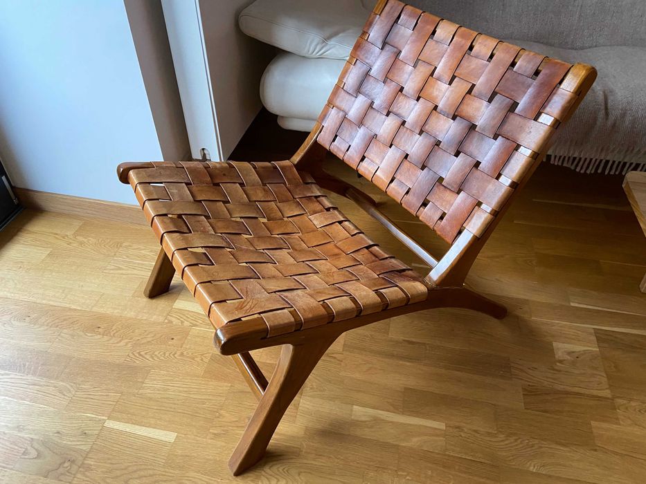 Vand scaun piele, cu picioare din lemn exotic