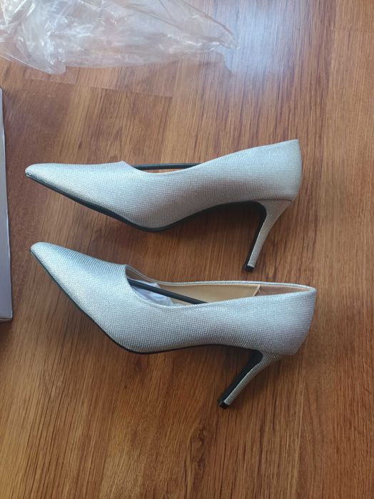 Нови официални сребристи обувки. Номер 41. 17лв.