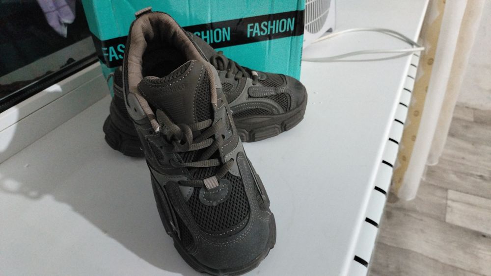 Кроссовки продам