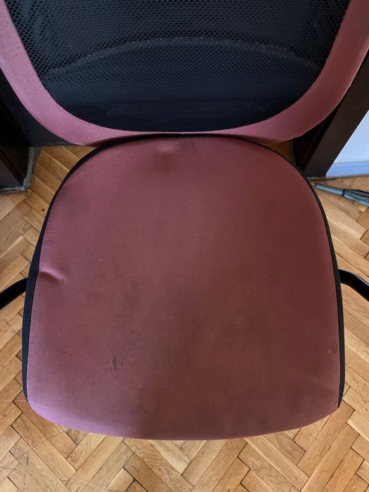 Ергономичен офис стол с мрежеста облегалка и подлакътници