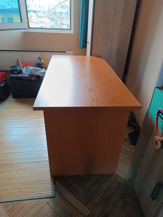 Бюро  масивно голямо