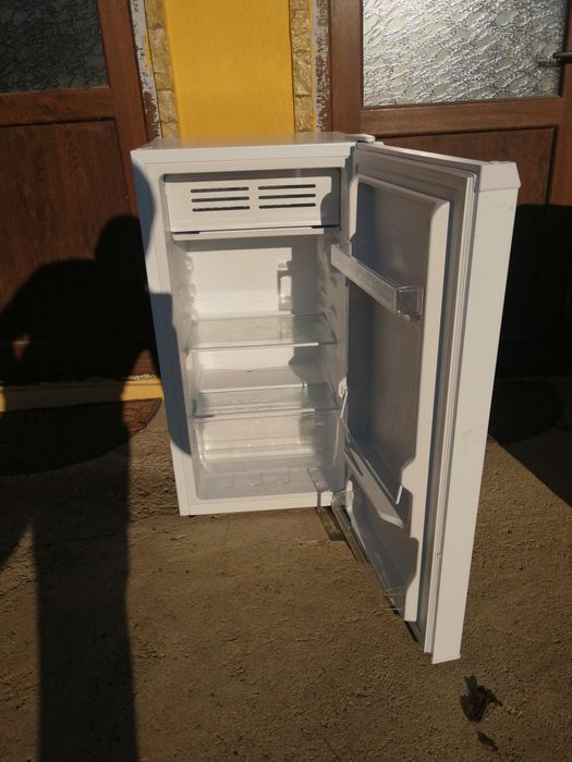 Малък Хладилник почти нов