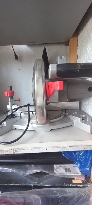 Продам торцовочную пилу.