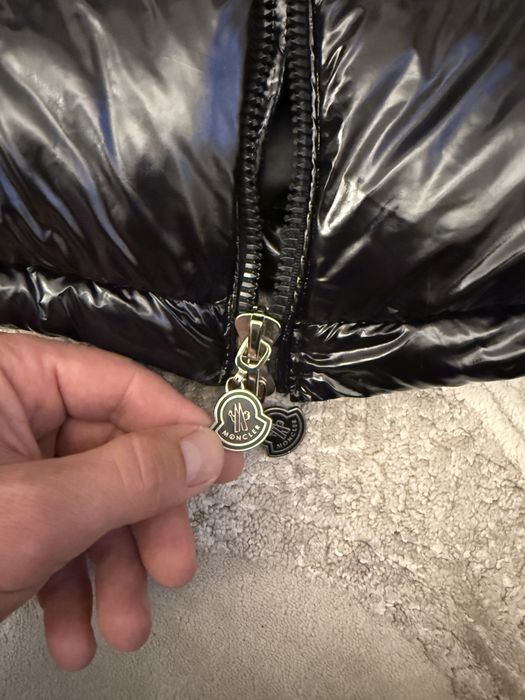 Geaca moncler  purtata de 5 ori este buna la 64kg maxim 68kg