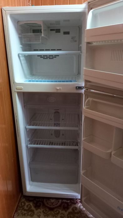 LG холодильник сотилади
