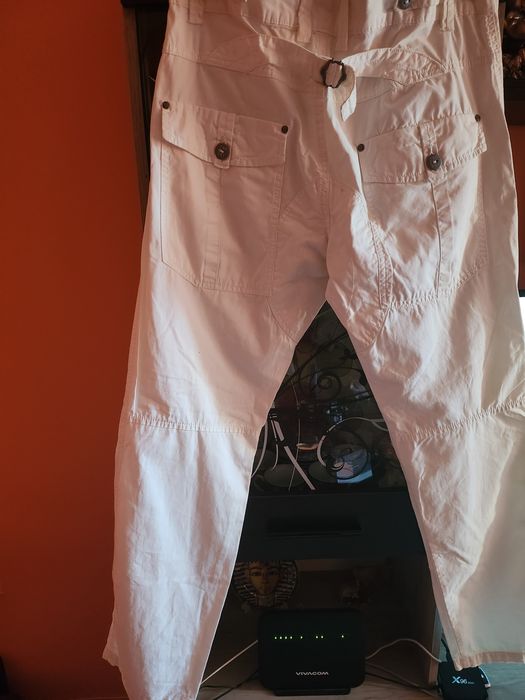 Продавам чисто нови мъжки панталони.Размер 50 или XL