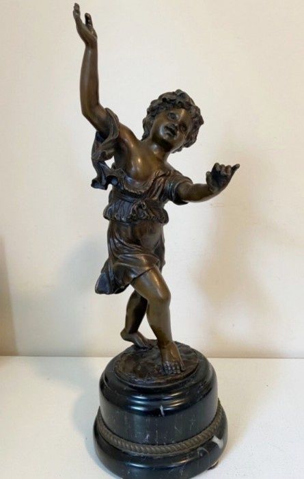 Superbă sculptura realizată din bronz masiv pe soclu din marmura neagra,piesa semnata stare excelentă,impact vizual deosebit h 42 cm