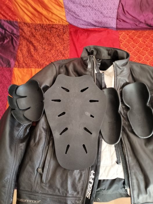 Geacă de piele pentru motociclete... căptușeală și apărătoare...