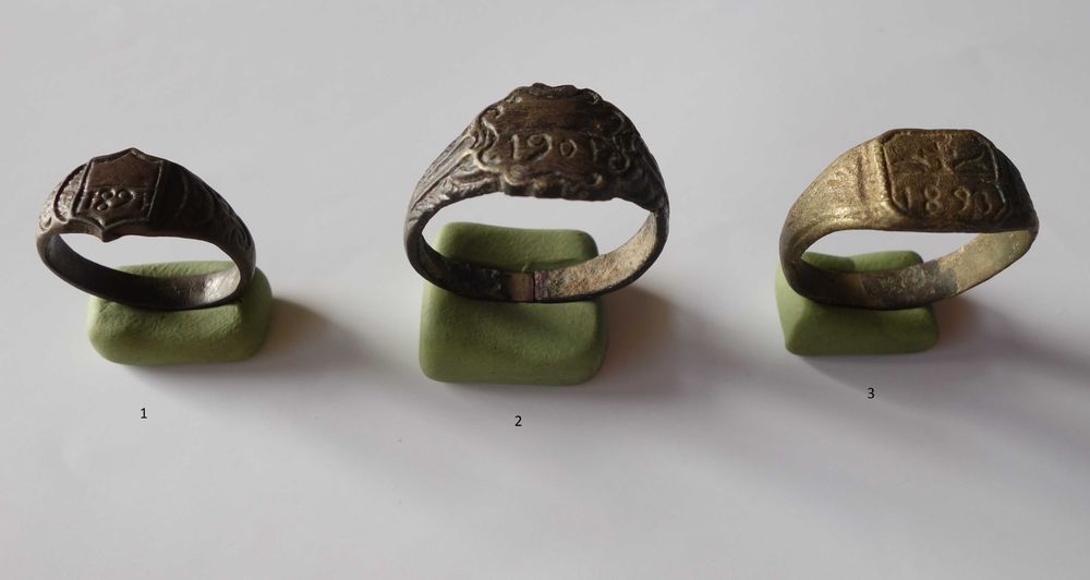 Три стари мъжки пръстени