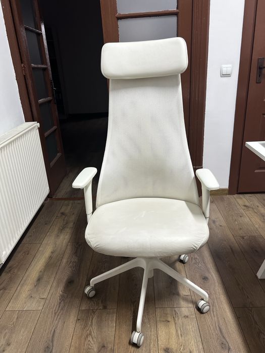 Birou si scaun albe IKEA