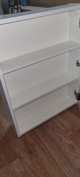 Продам навесной шкафчик зеркало