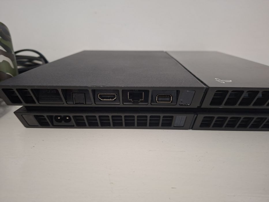 PS4 500GB с 2 джойстика, 3 игри и зарядна станция