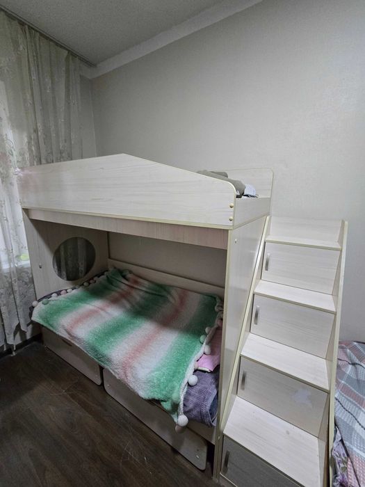 Продам двухъярусную кровать и письменный стол