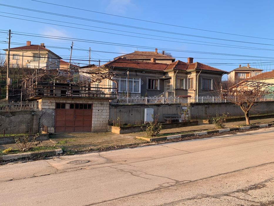 Едноетажна къща с гараж